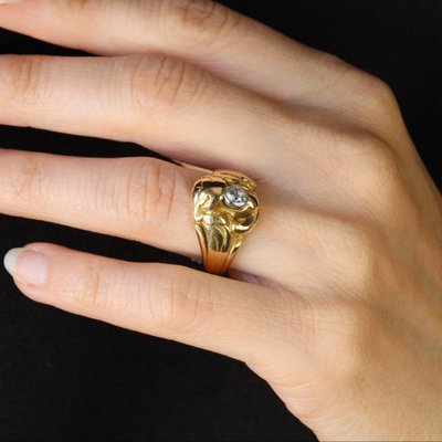 Anello antico in oro con leone e diamante