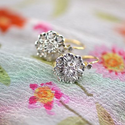 Gänseblümchen-Ohrstecker mit Diamanten im Rosenschliff