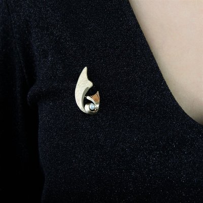 Spilla vintage a fiocco in oro spazzolato e perle