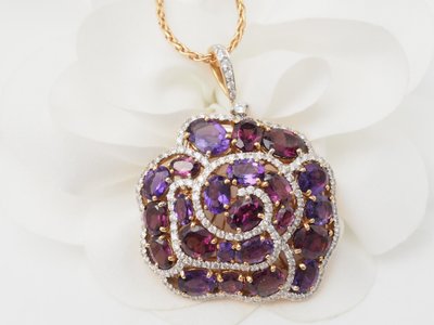 Halskette mit Blumenanhänger aus Roségold mit Edelsteinen und Diamanten