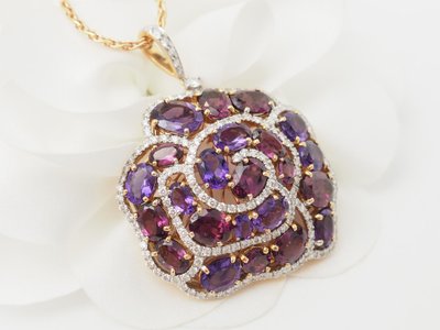 Halskette mit Blumenanhänger aus Roségold mit Edelsteinen und Diamanten