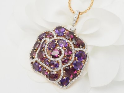 Halskette mit Blumenanhänger aus Roségold mit Edelsteinen und Diamanten