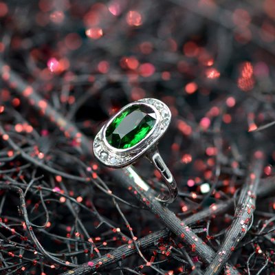 Anello antico con granato tsavorite e diamanti in rosa