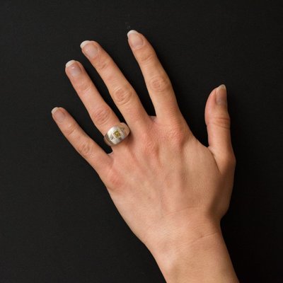 Anello in oro bianco spazzolato e diamanti gialli