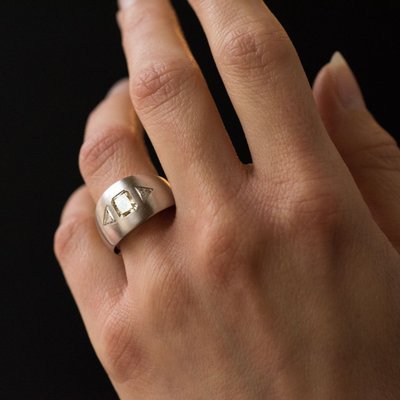 Anello in oro bianco spazzolato e diamanti gialli