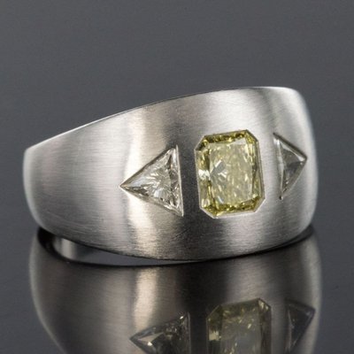 Anello in oro bianco spazzolato e diamanti gialli