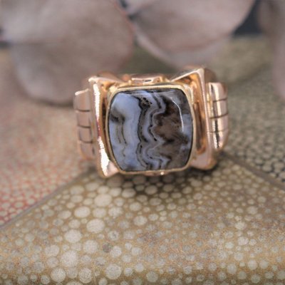 Anello con sigillo in oro antico e agata zonata