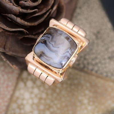 Anello con sigillo in oro antico e agata zonata