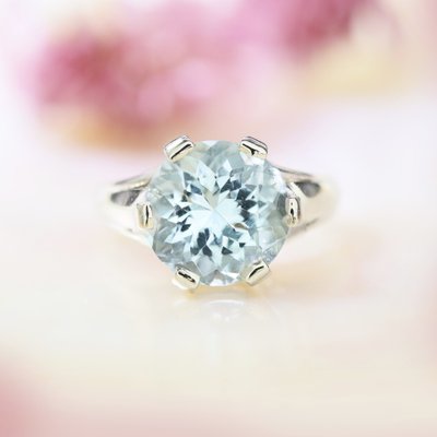 Anello antico con acquamarina solitaria