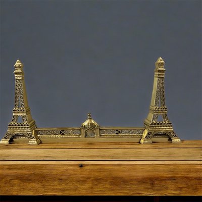 Barre de foyer, barre de cheminée en bronze décor de Tour Eiffel vers 1900