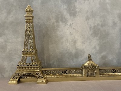 Barre de foyer, barre de cheminée en bronze décor de Tour Eiffel vers 1900