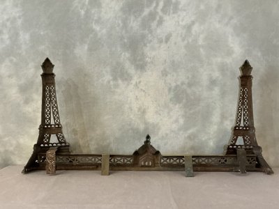 Barre de foyer, barre de cheminée en bronze décor de Tour Eiffel vers 1900