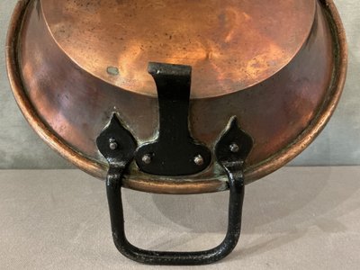 Antico piatto rotondo in rame della fine del XVIII secolo