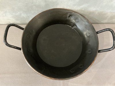 Antico piatto rotondo in rame della fine del XVIII secolo