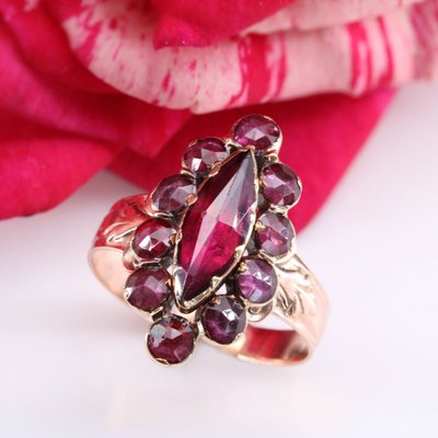 Antiker Marquise-Granatring aus Roségold