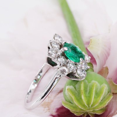 Anello vintage con smeraldo e diamanti