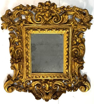 Miroir en bois sculpté, gravé et doré, Toscane, début du XVIIIe siècle
