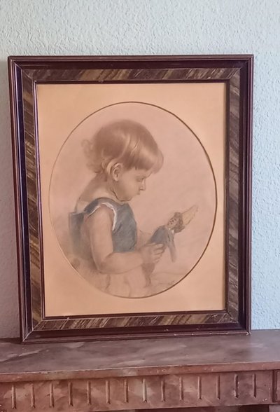 Porträt eines kleinen Mädchens mit einer Puppe