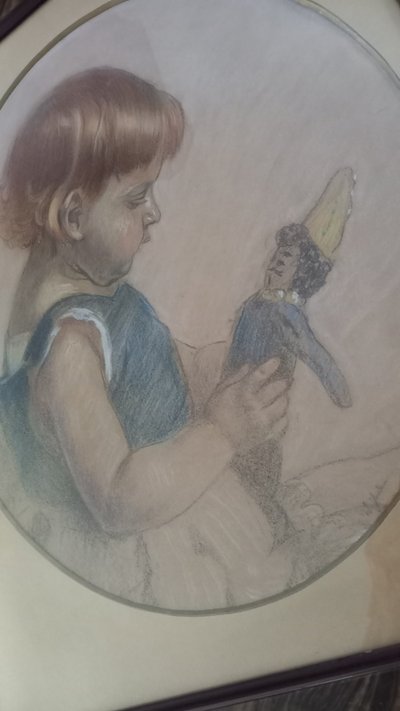Porträt eines kleinen Mädchens mit einer Puppe