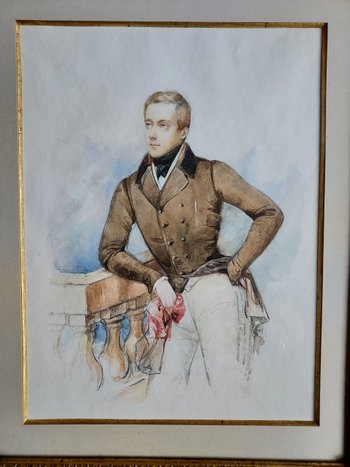 Junger Mann an der Balustrade