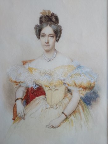 Woman with a pearl necklace