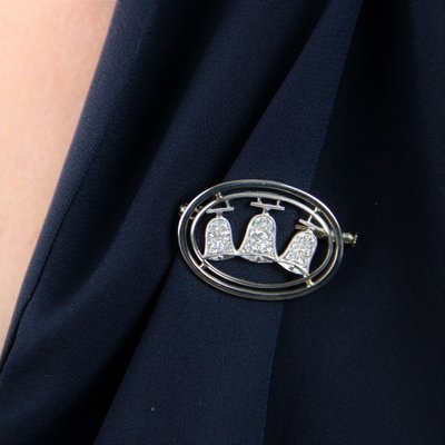 Broche Ovale Et Ses Cloches Diamantées