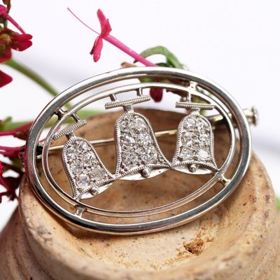 Broche Ovale Et Ses Cloches Diamantées