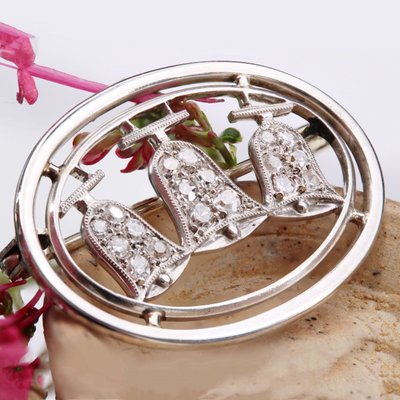 Broche Ovale Et Ses Cloches Diamantées