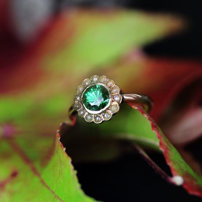 Antiker Ring mit grünem Granat und feiner Perle