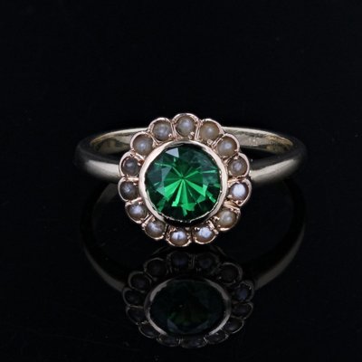 Antiker Ring mit grünem Granat und feiner Perle