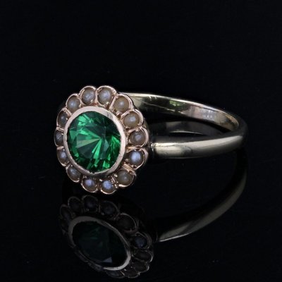 Antiker Ring mit grünem Granat und feiner Perle