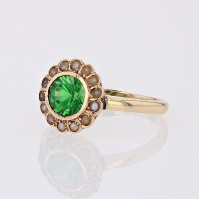 Antiker Ring mit grünem Granat und feiner Perle