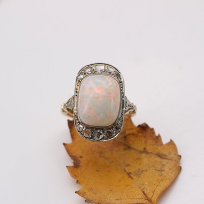 Anello con opale bianco antico e diamanti