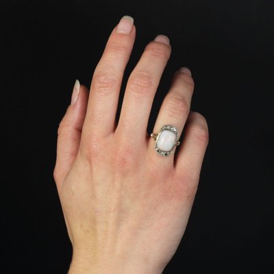 Anello con opale bianco antico e diamanti