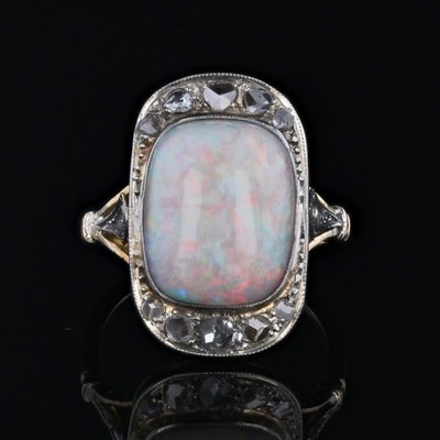 Anello con opale bianco antico e diamanti