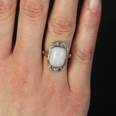 Anello con opale bianco antico e diamanti