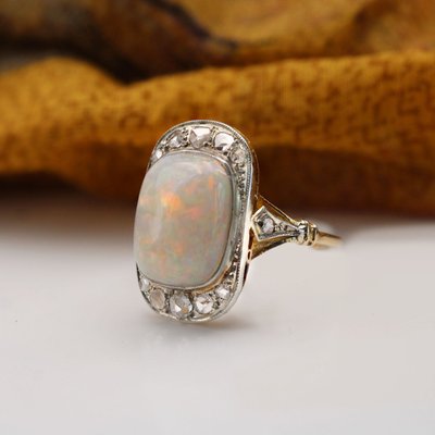 Anello con opale bianco antico e diamanti