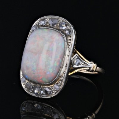 Anello con opale bianco antico e diamanti