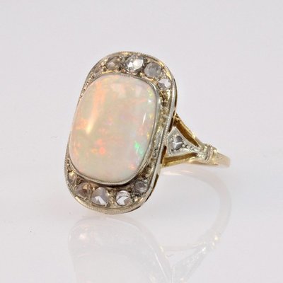 Anello con opale bianco antico e diamanti