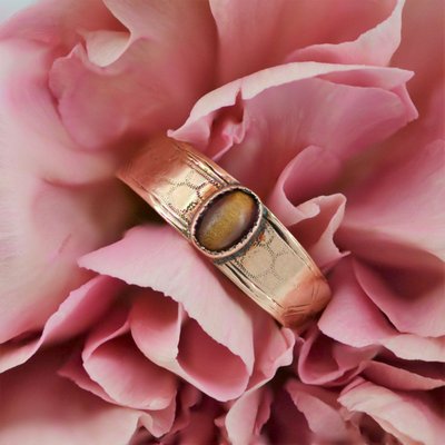 Anello in oro rosa antico con occhio di tigre