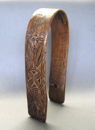 Ancien Collier De Clarine En Bois Sculpté De Rosaces XIXe.