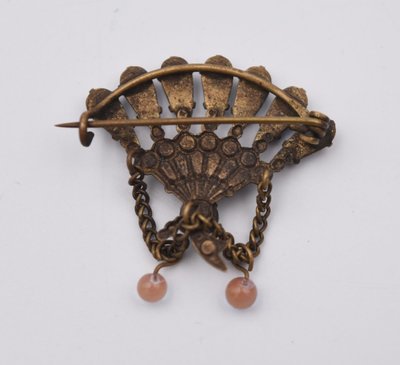 Ancienne broche forme éventail saphiret et laiton