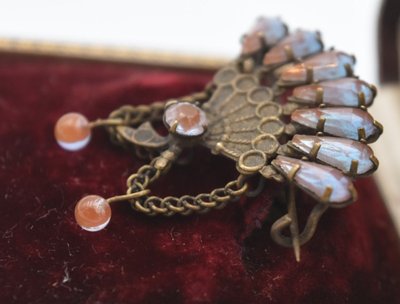 Ancienne broche forme éventail saphiret et laiton