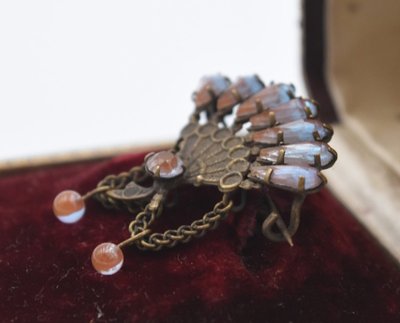 Ancienne broche forme éventail saphiret et laiton