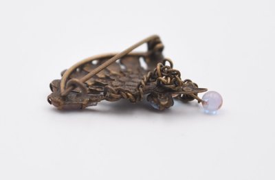 Ancienne broche forme éventail saphiret et laiton
