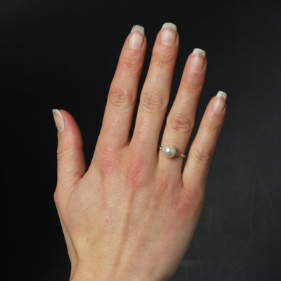 Anello antico con perla coltivata e diamanti