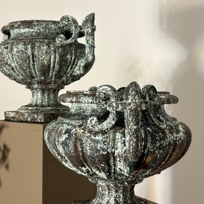 Coppia di vasi in ghisa del XIX secolo