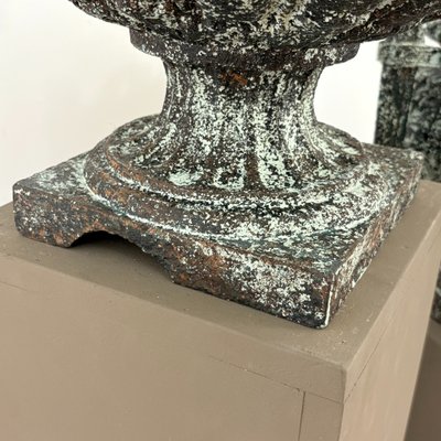 Coppia di vasi in ghisa del XIX secolo