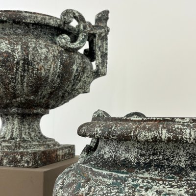 Coppia di vasi in ghisa del XIX secolo