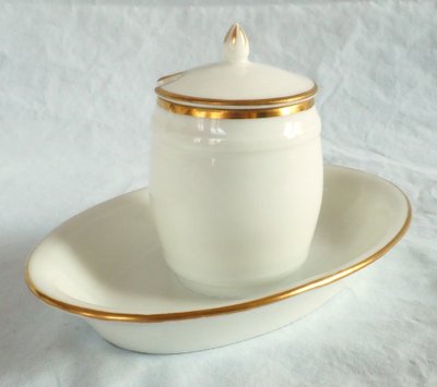 Nast : paire de moutardiers d’époque Empire en porcelaine de Paris blanche et or